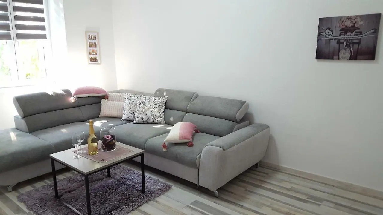 Apartment Imperia *** بولا 0*,